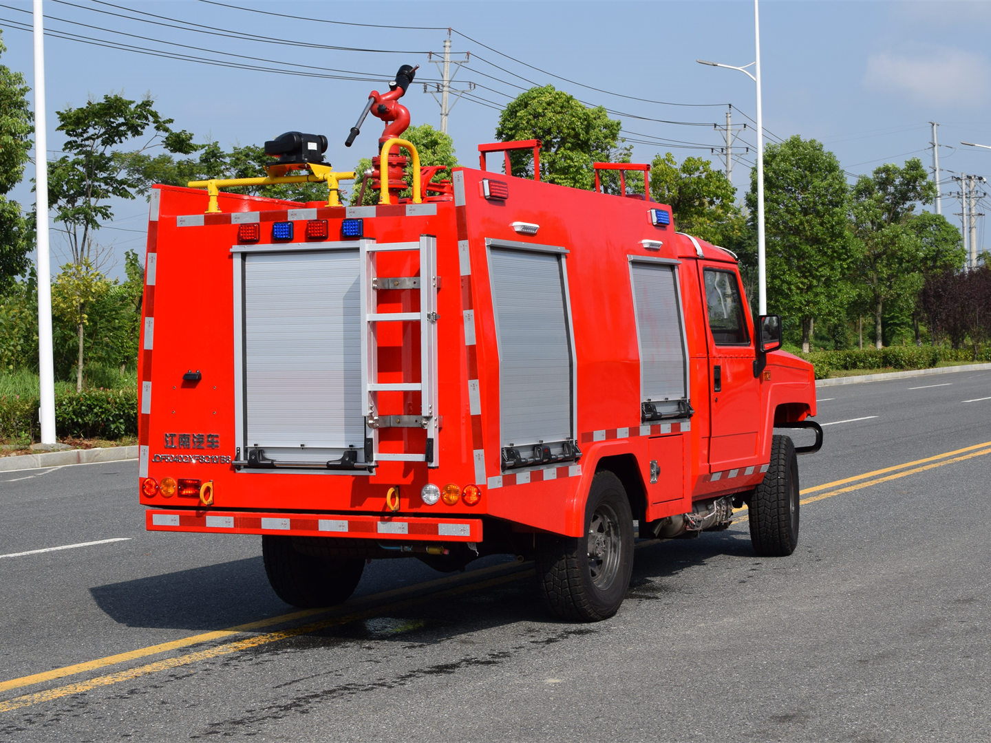 四驅1噸水罐消防車